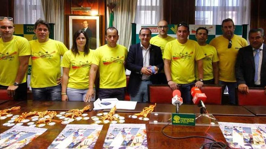 Integrantes del Dragones posan con las medallas y responsables de Caja Rural y la Diputación.