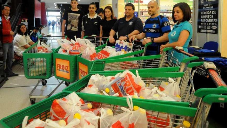 Miembros del club con algunos de los primeros carros que se llenaron durante el día. // I. Abella