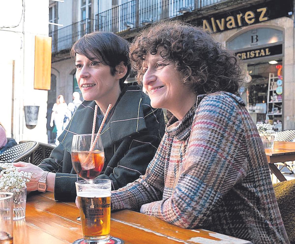 A mediodía, Ana Pontón tomó un vermú en el casco histórico