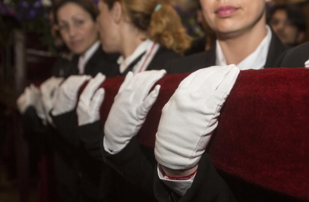 El numeroso cortejo de damas de mantilla caracteriza a esta hermandad