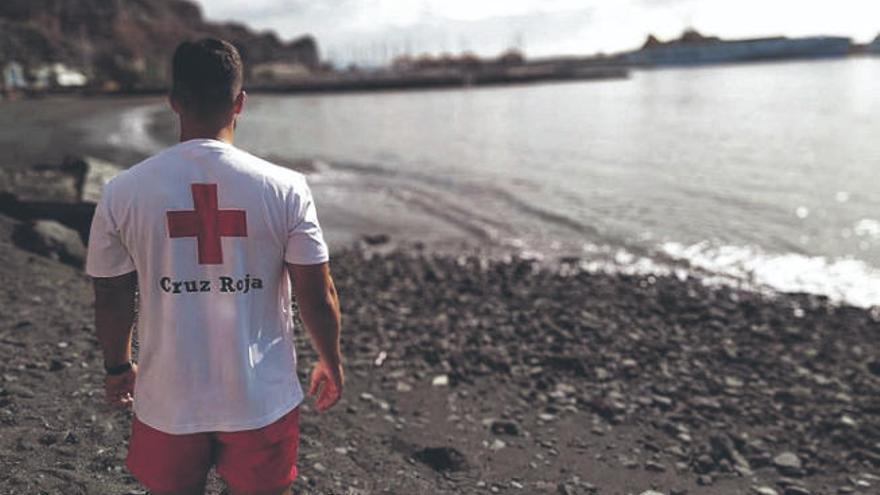 Un socorrista de Cruz Roja, en la playa de San Sebastián de La Gomera.