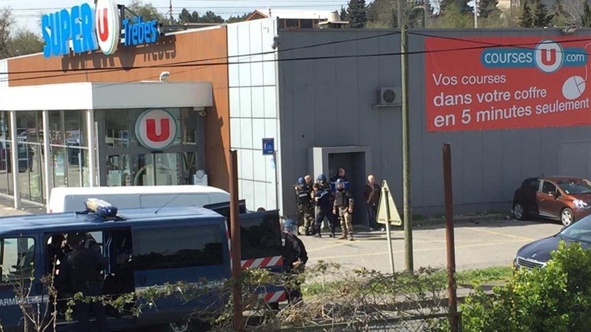 Policías frente al supermercado.