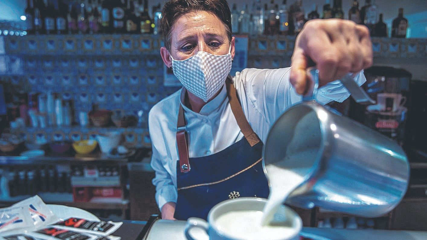 Una camarera sirve leche en una taza en una cafetería de Toledo, el pasado día 2.