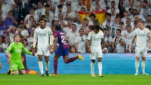 Imagen del choque entre el Madrid y el Barça en el Bernabéu