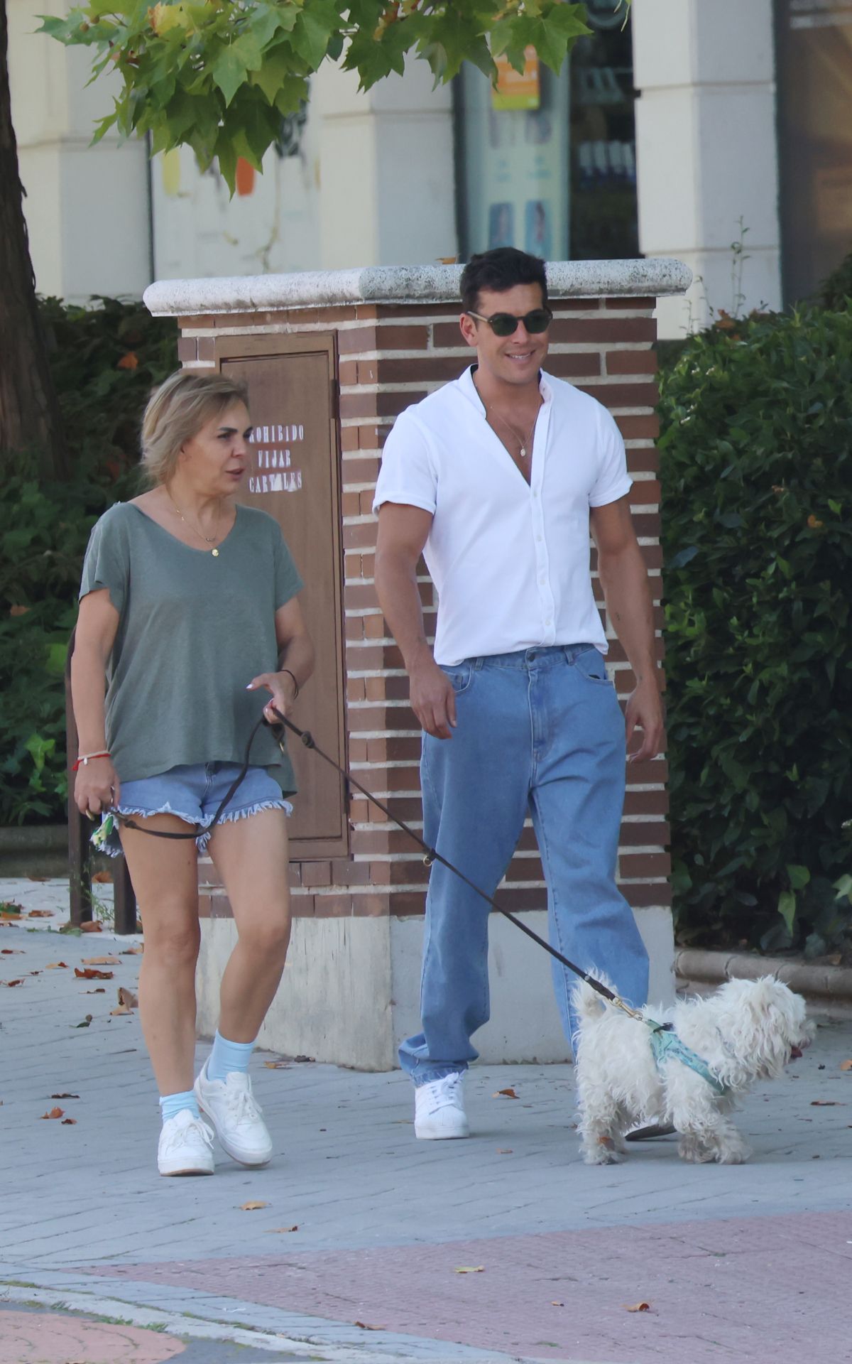 Mario Casas y su madre por la calle