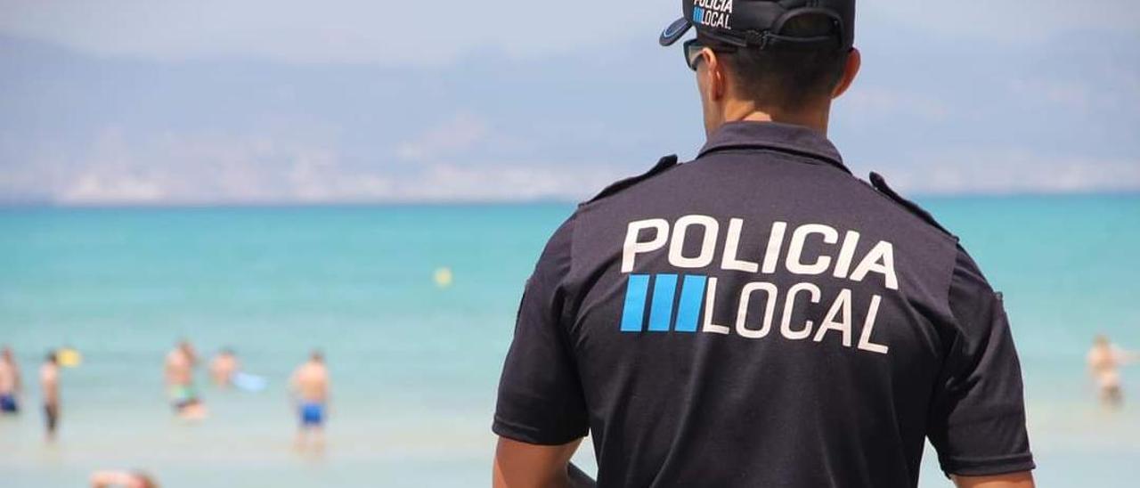 Un policía local de Llucmajor en la playa de s&#039;Arenal