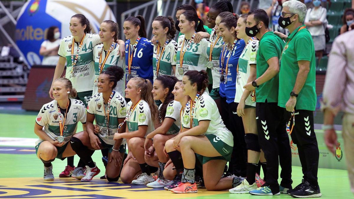 Las jugadoras del Elche con la medalla de subcampeonas de la Copa de la Reina