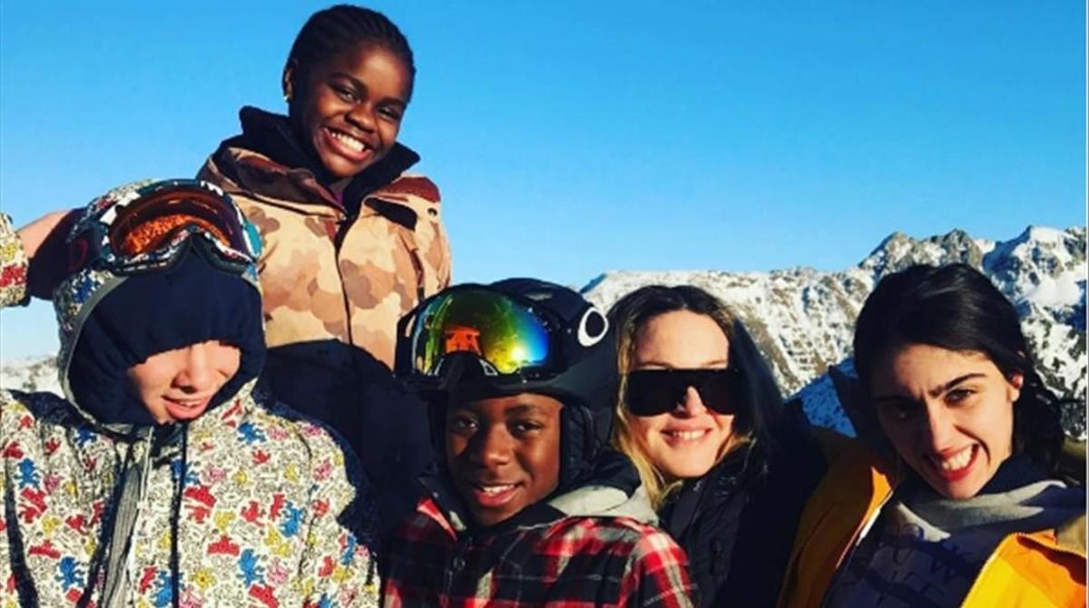 lmmarco36744912 madonna con sus hijos en los alpes instagram170102153420