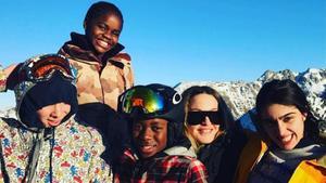 Madonna, con sus cuatro hijos en los Alpes.