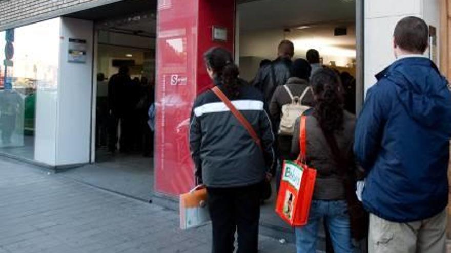 Imagen de archivo de jóvenes esperando su turno en una de las oficinas de empleo de Alicante.