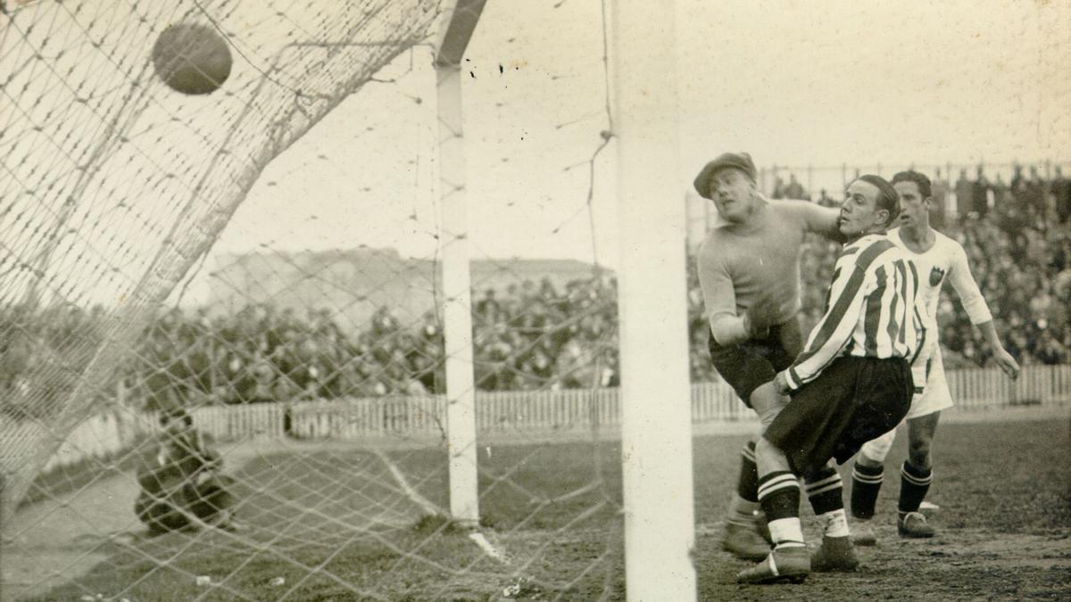 Gorostiza marca en el partido de Liga jugado en San Mamés, Athletic 6 - Valencia 2, en 1934