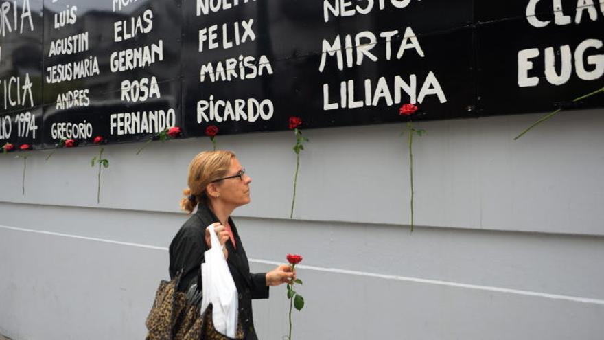 Una mujer deja una rosa en la sede de la Asociación Mutual Israelita Argentina (AMIA).