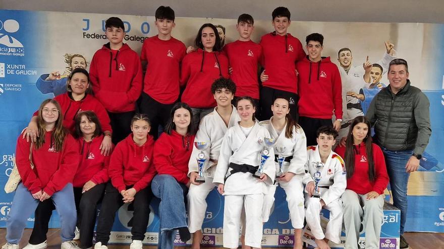 El Compostela Judo logra conquistar dos títulos gallegos que acompañaron de hasta cinco medallas más en Lugo