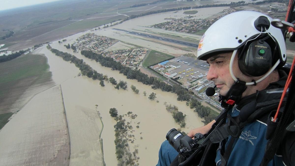 Rafael Tena, en abril del 2010, cuando fotografió las inundaciones en Córdoba, unas imágenes que se vieron en toda España.