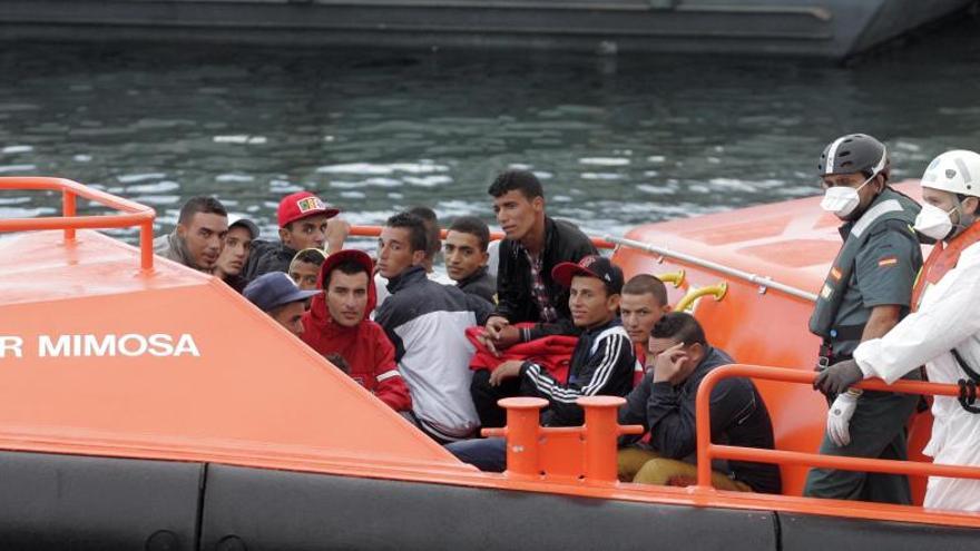 La barcaza, a su llegada a la ciudad portuaria.