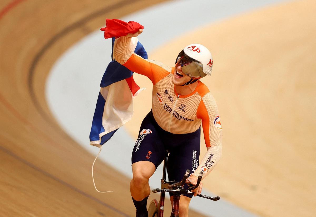El holandés Jeffrey Hoogland celebra después de ganar la contrarreloj de 1 km de élite masculina