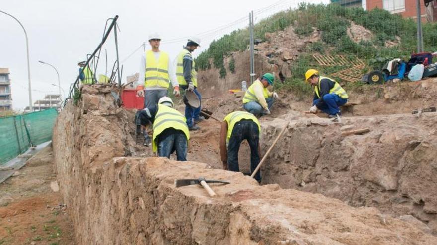 Varios obreros trabajando ayer en la excavación de la Muralla de Tierra.