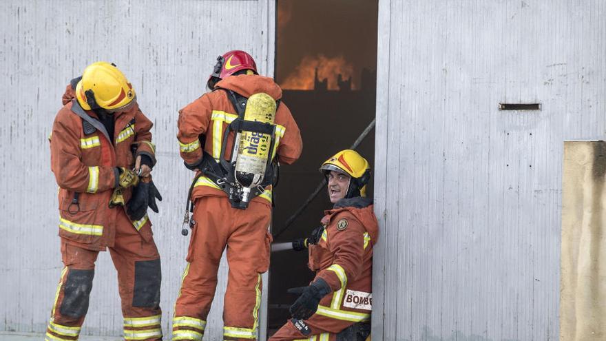 Tres bomberos del Consorcio, en un incendio en Aldaia.