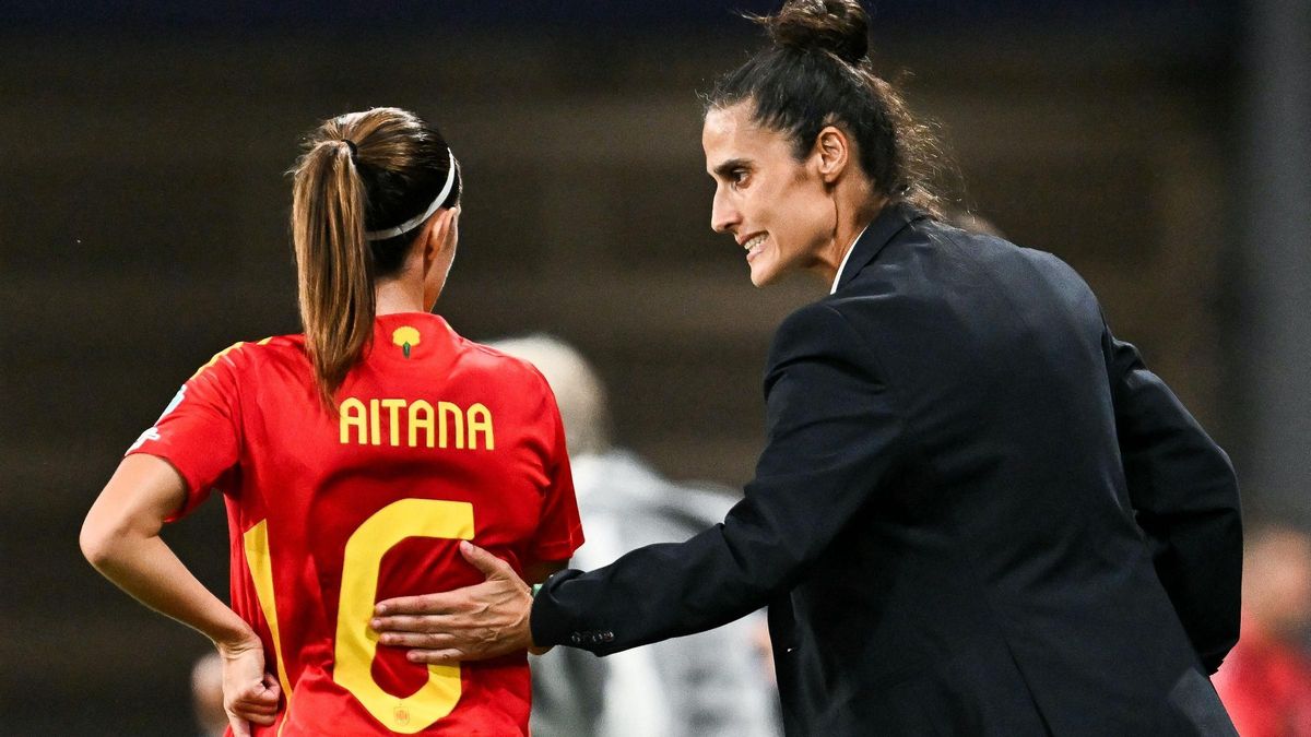 Montse Tomé, la seleccionadora española, da instrucciones a Aitana Bonmatí durante el encuentro de cuartos de final de la Eurocopa femenina ante Suiza.