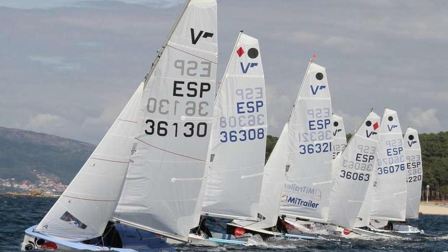 Salida de las embarcaciones de clase vaurien en la primera jornada de la Copa de España que organiza la Semana Abanca.