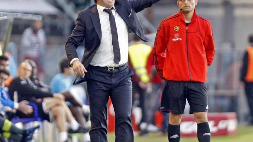 Abel Resino, técnico del Celta, da instrucciones a sus jugadores durante el partido de ayer contra el Espanyol. // Marta G. Brea