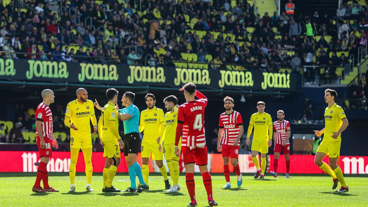 Parejo, junto a otros jugadores, protesta una de las decisiones arbitrales.