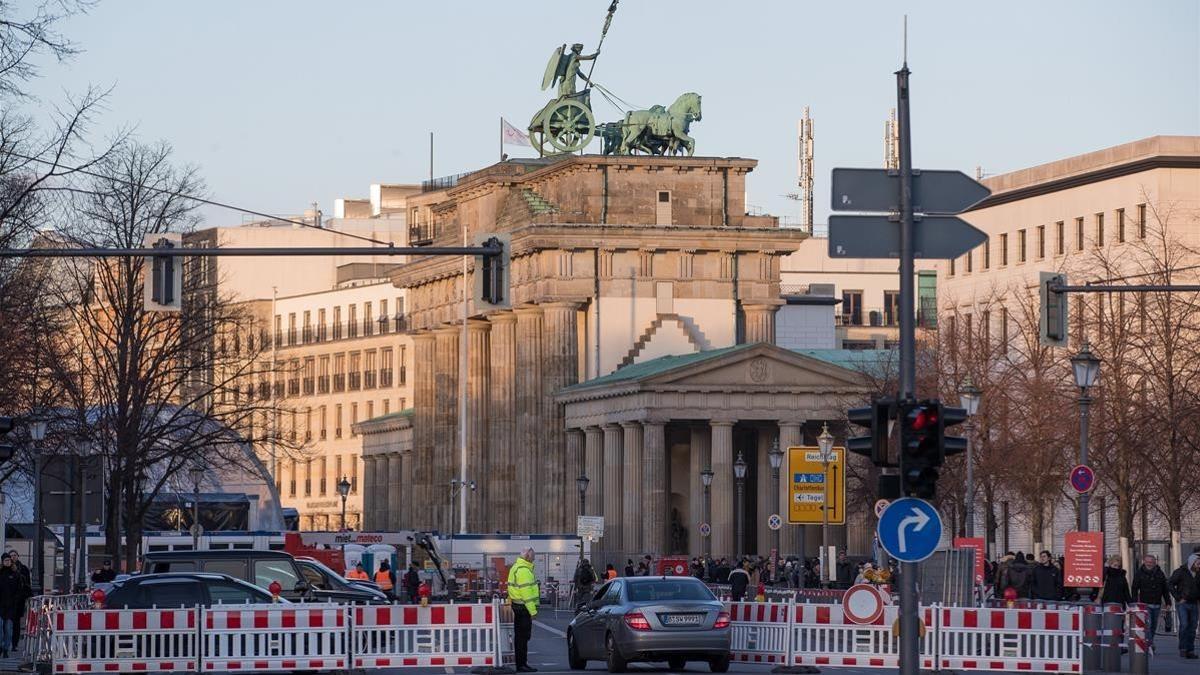 Agentes de policía acordonan la zona situada entre la calle 17 de junio y la Puerta de Brandenburgo, durante los preparativos de la celebración de Nochevieja en Berlín, el 29 de diciembre.