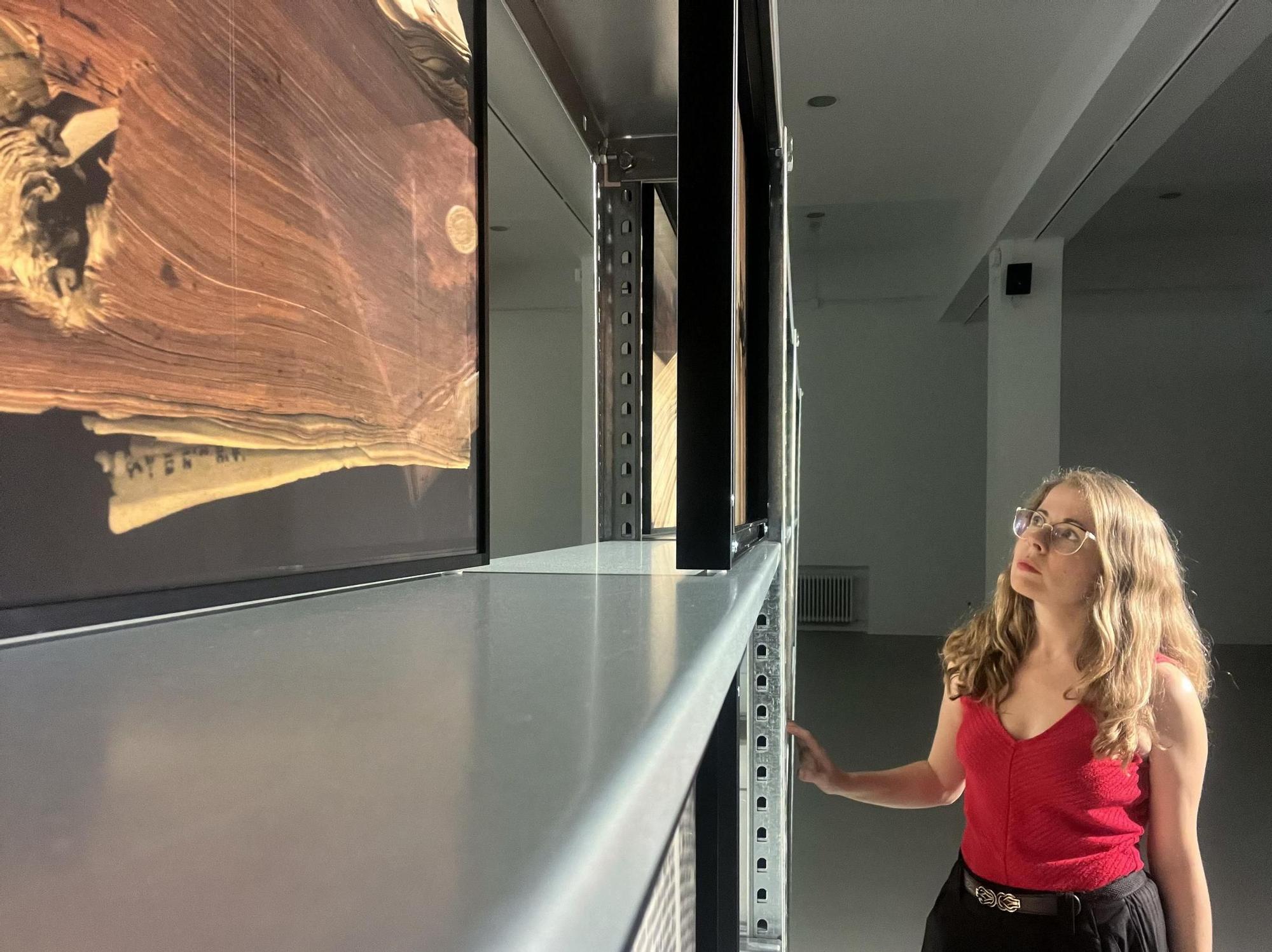 Irene de Andrés, ayer por la mañana, junto a la instalación ‘350 páginas’.
