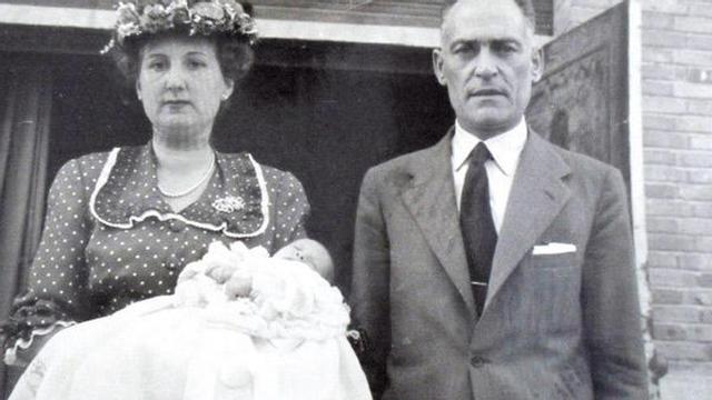 José Pazó, unos años antes de fallecer, junto a su esposa en un bautizo.  // Reproducción Gonzalo Núñez