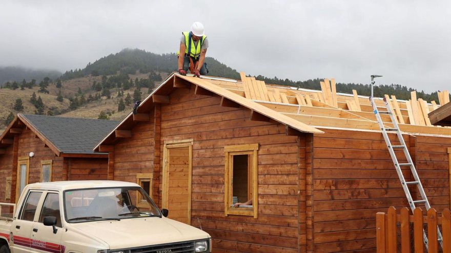 Inicio de los trabajos de la retirada de las casas de madera levantadas en El Paso tras el volcán.