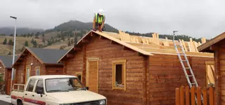 Comienza el desmontaje de las primeras casas vacías de madera
