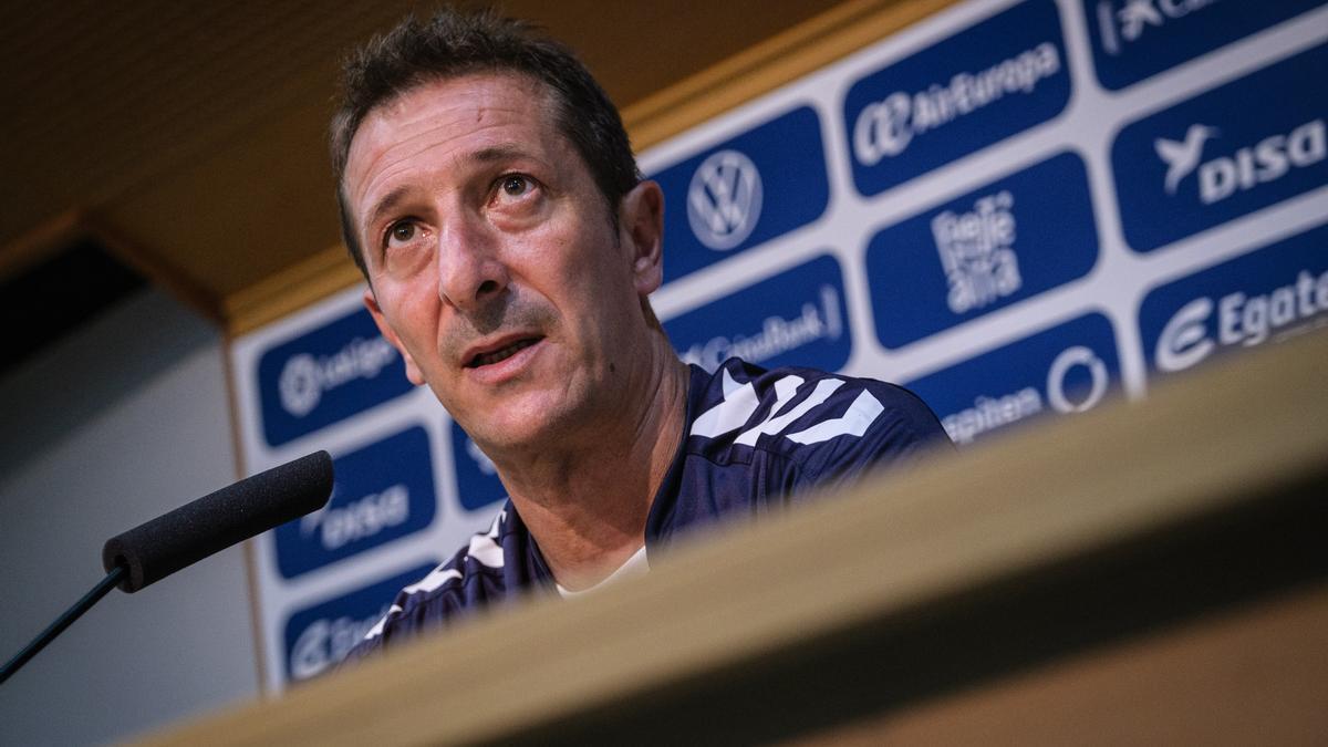 El entrenador del CD Tenerife, Luis Miguel Ramis, en rueda de prensa.