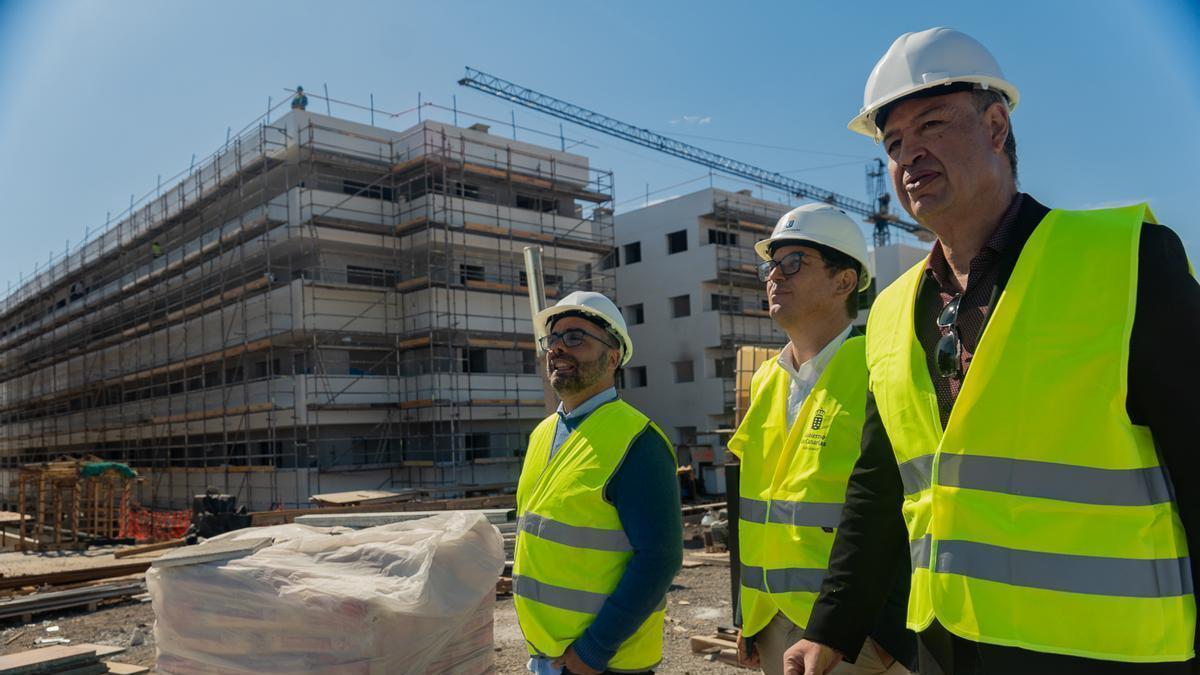 Echedey Eugenio (i), Pablo Rodríguez y Antonio Ortega, este miércoles en las obras de las viviendas públicas en Maneje, en Arrecife.