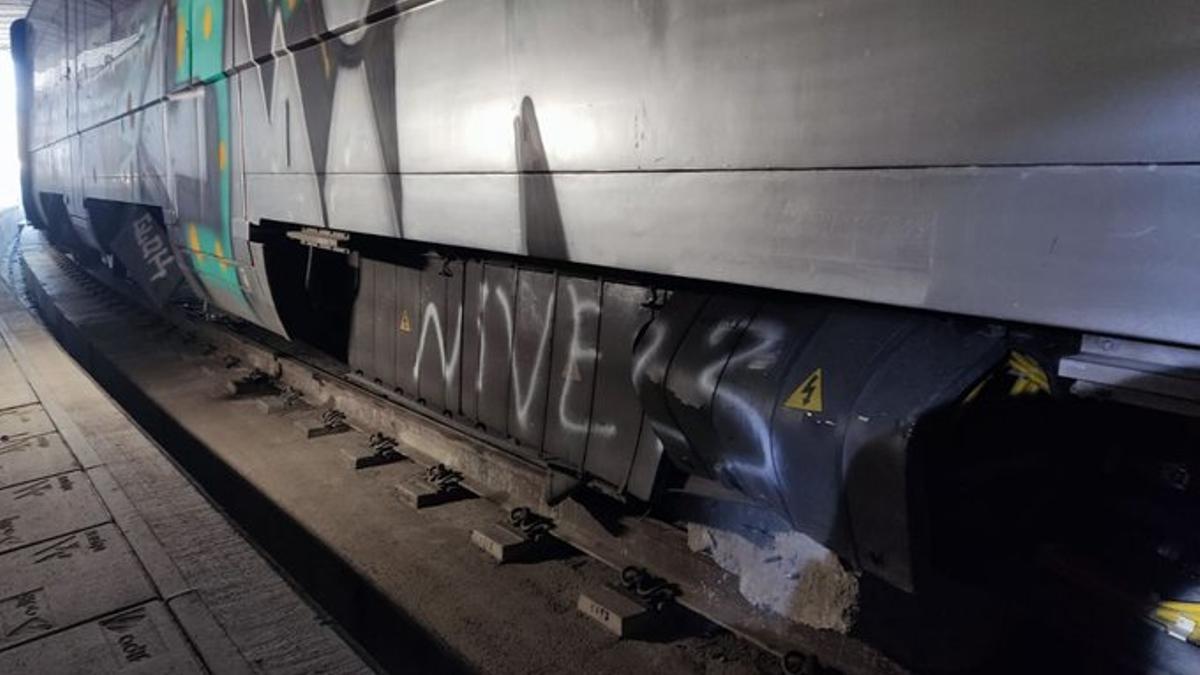 Detall d'un tren de Rodalies descarrilat a la zona del Clot, a Barcelona