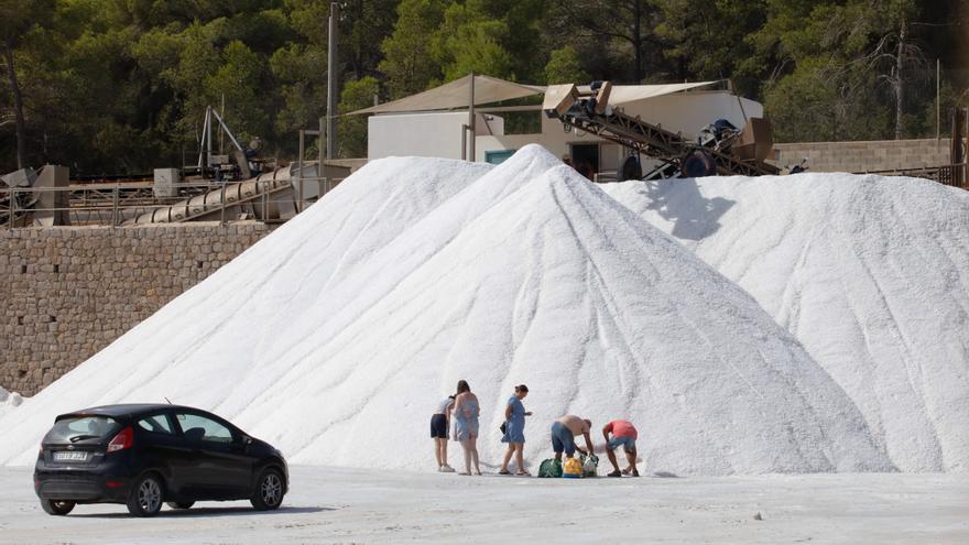 Salinera recoge ya la sal en Ibiza sin remontar el mal inicio pese al caluroso verano