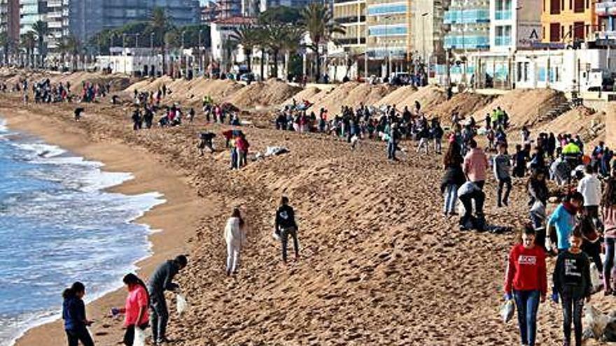 Pla general dels voluntaris netejant la platja de Blanes.