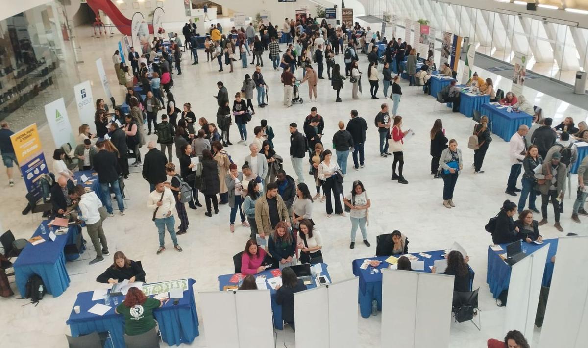 Asistentes a la II Feria de Empleo organizada ayer en el Palacio de Congresos de Oviedo por Adeipa.