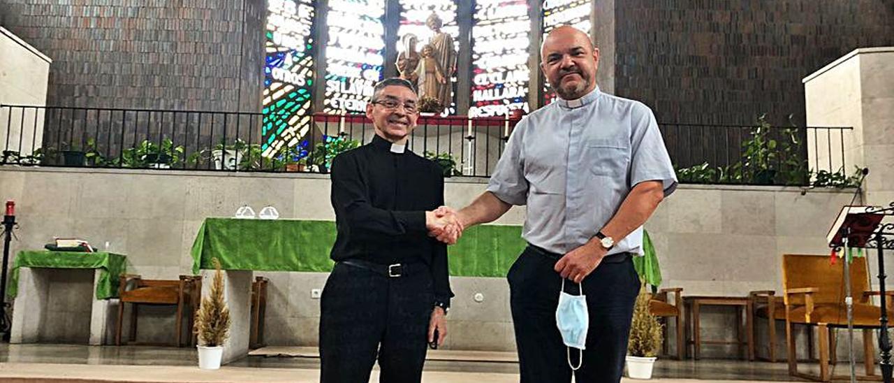 José Miguel Urios y Santiago Heras, frente al altar de la iglesia. | Eva Álvarez |  EVA ÁLVAREZ