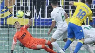 El Elche sucumbe en la recta final y sale goleado de Cádiz (3-0)