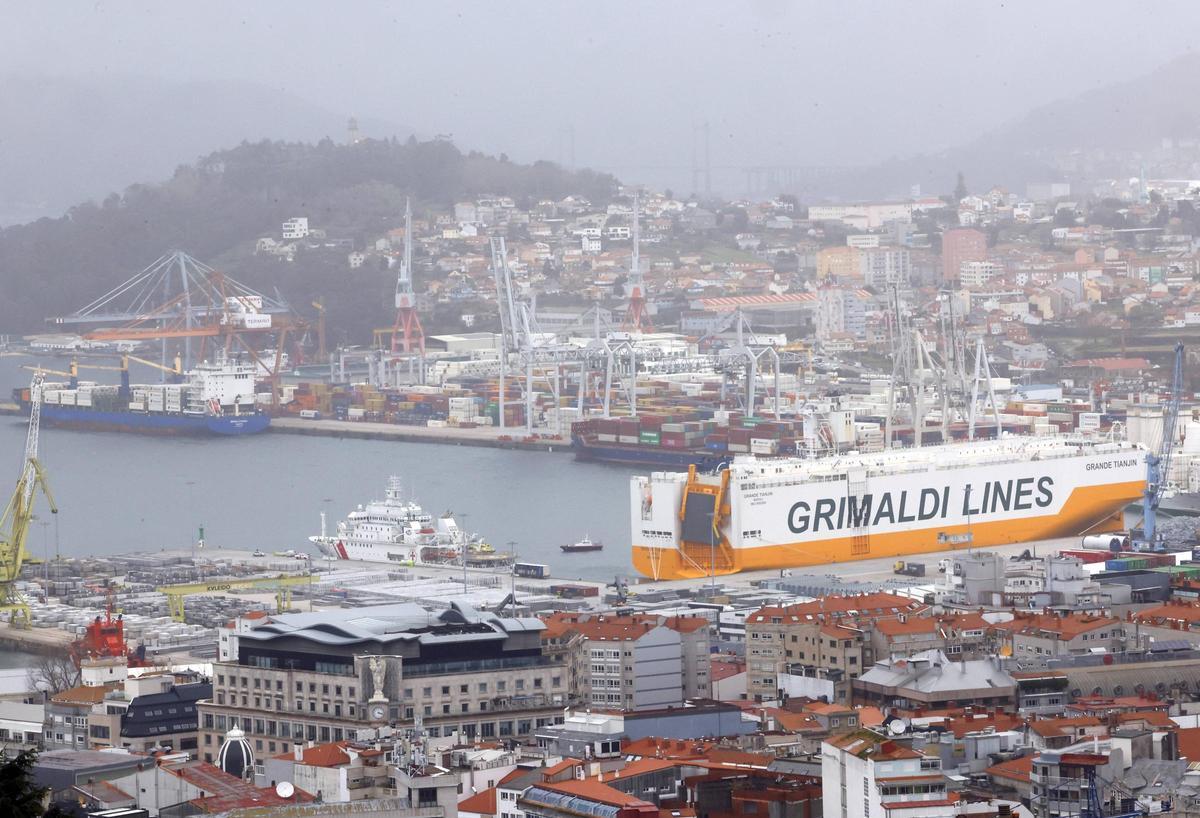 Vista aérea de varios muelles del Puerto vigués