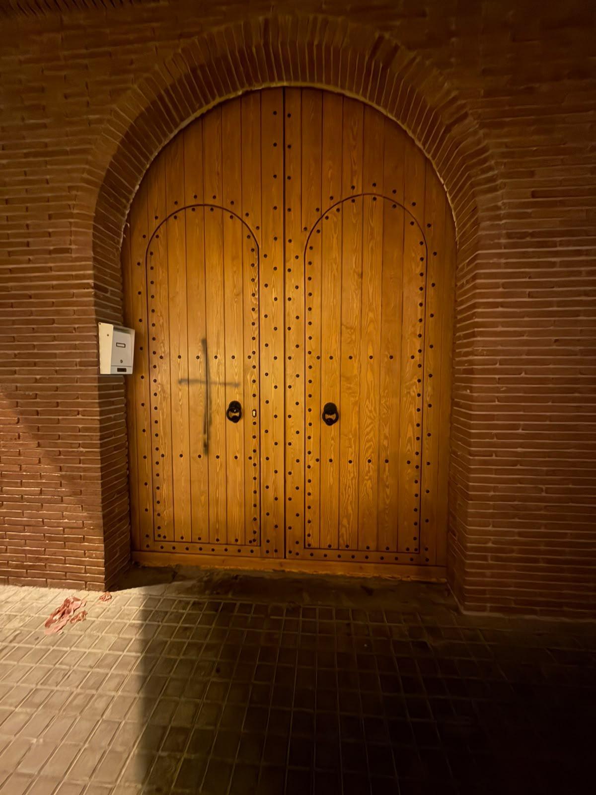 La porta de la mesquita amb la creu pintada