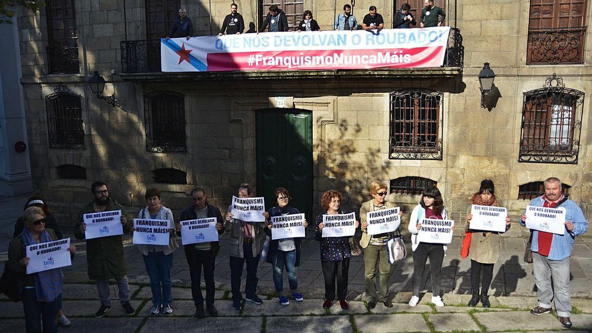 Los activistas condenados, durante la protesta en Cornide en 2017. |  // ARCAY/ROLLER AGENCIA