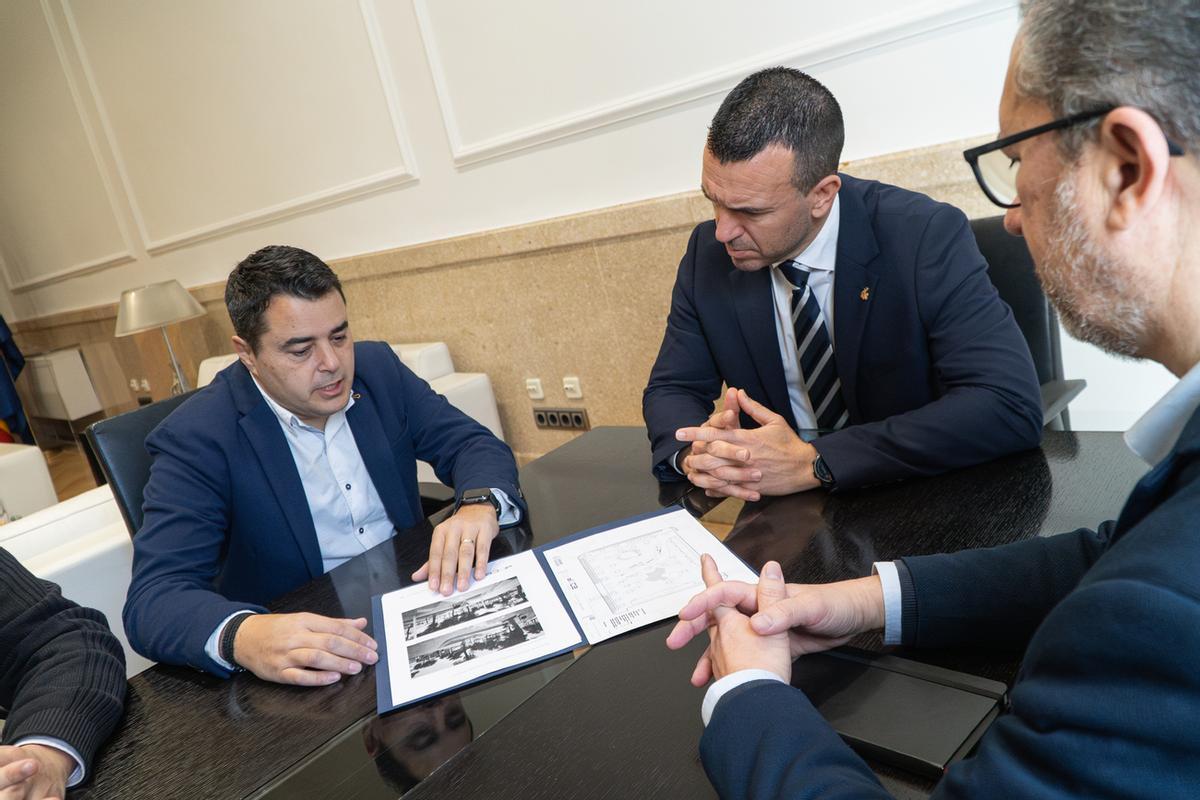 El alcalde de Rocafort, Gorka Gómez y el president de la diputación, Vicent Mompó, en la reunión que han mantenido.