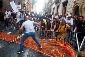 Alarma a Itàlia per les agressions d’antivacunes contra periodistes