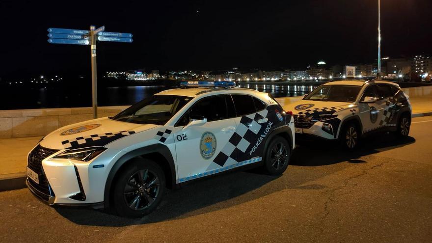 Coches de la Policía Local de Sanxenxo en la playa de Silgar.