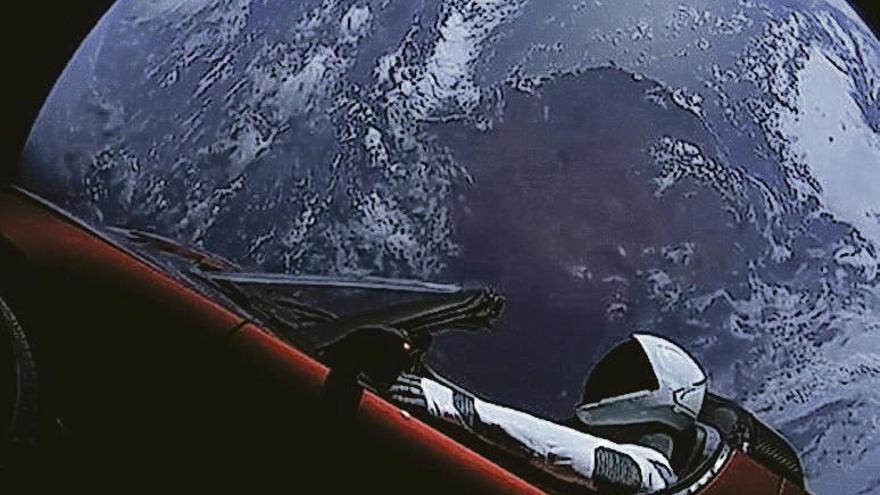 &quot;Starman&quot;, al volante del Tesla con la Tierra al fondo.