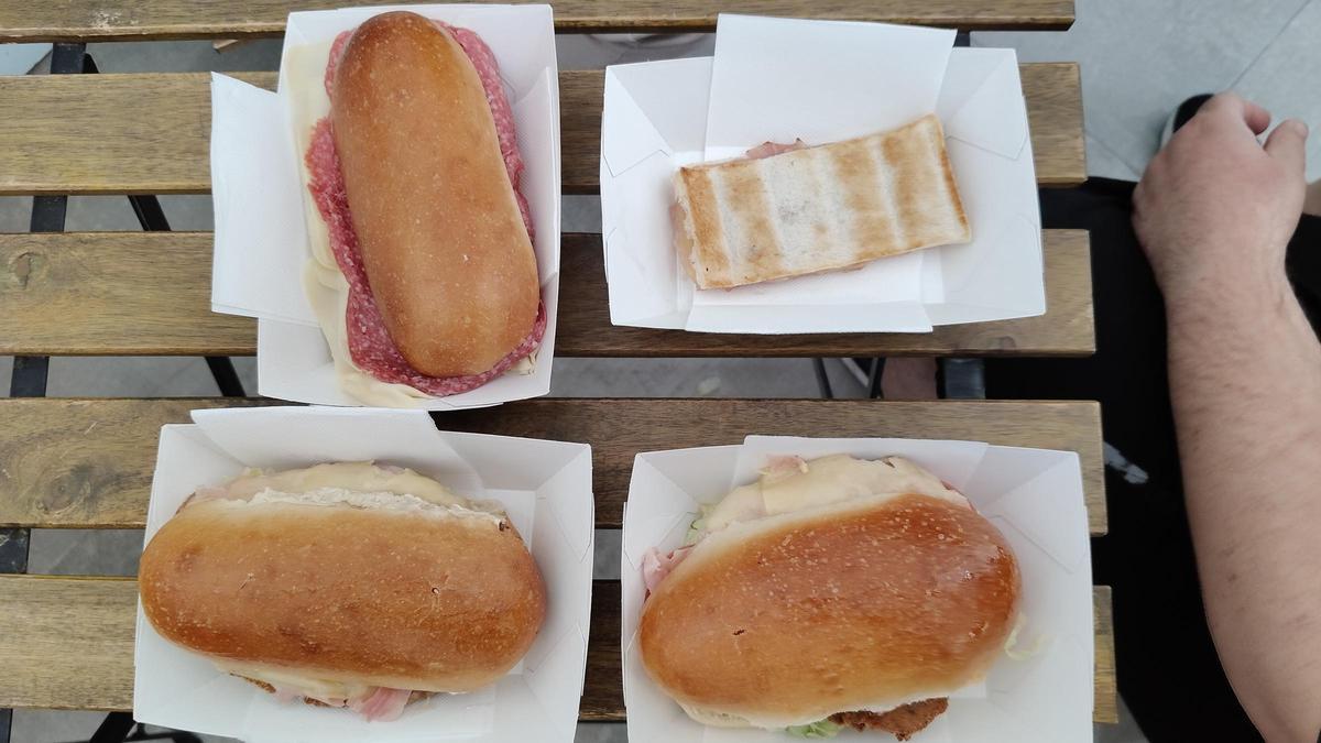 Pebetes de milanesa y de salami, y un planchado de jamón y queso de Pebete.