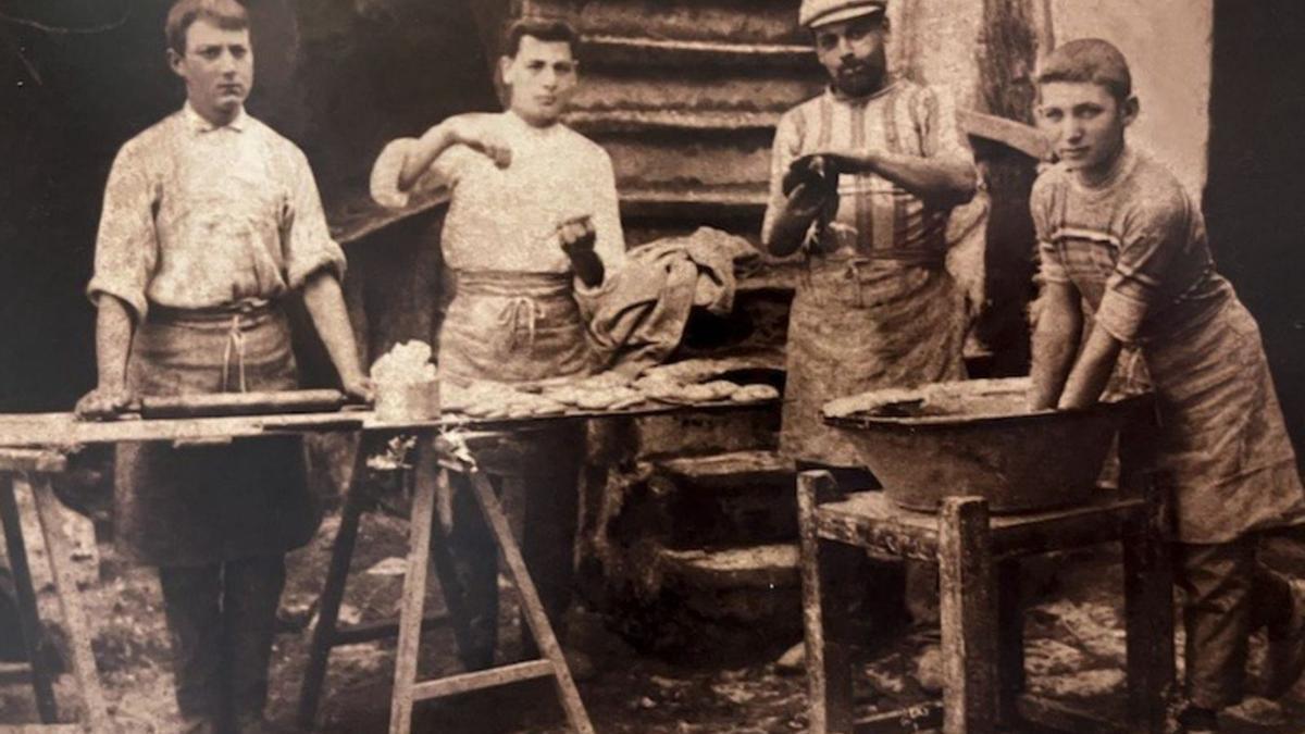 La primera generación de los Pomar, trabajando a principios del siglo XX. | ARCHIVO DE CAN POMAR