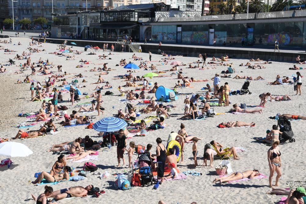 Los termómetros en A Coruña registran temperaturas altas (hasta 27 grados) y las playas de la ciudad se llenan de bañistas.