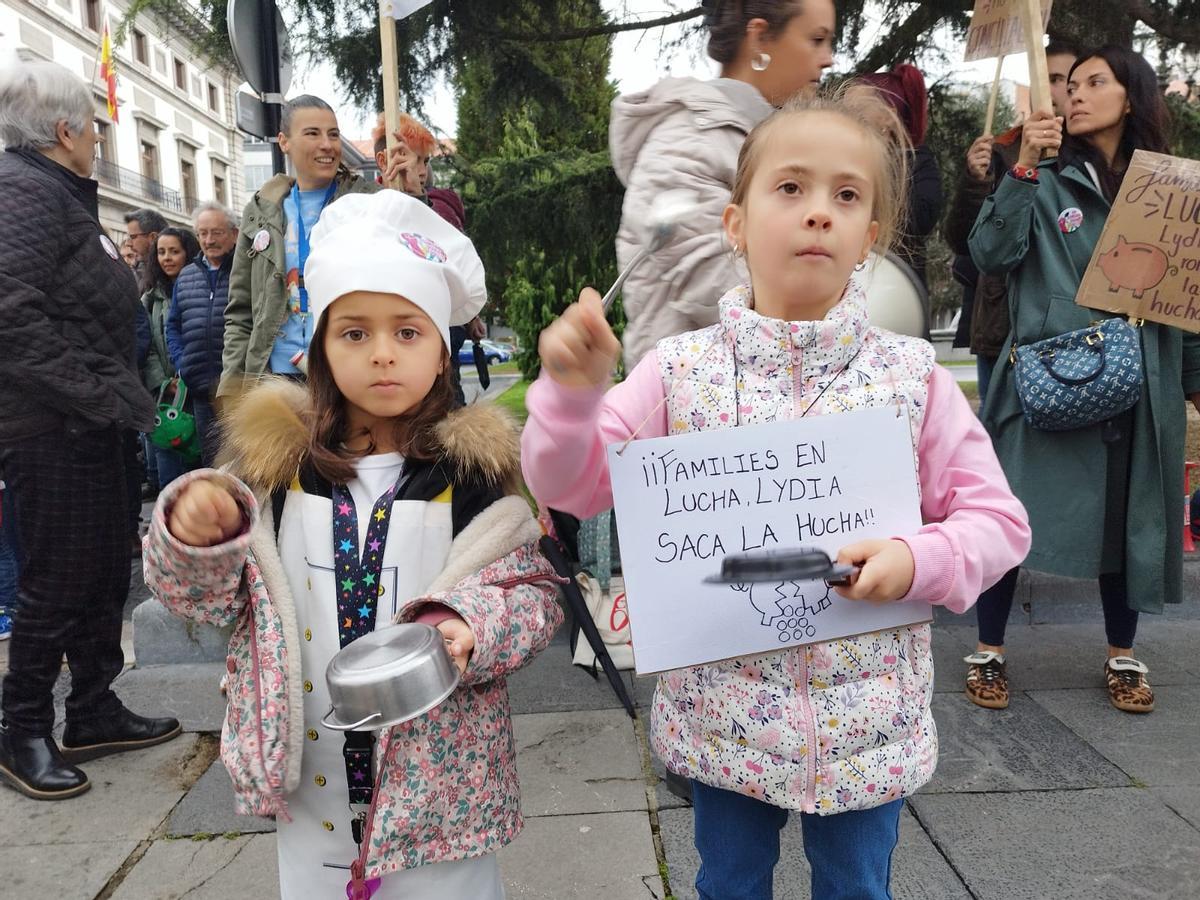 Dos alumnas, protestando por el problema del comedor.